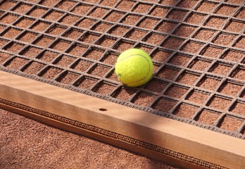 Tennisbal op sleepnet