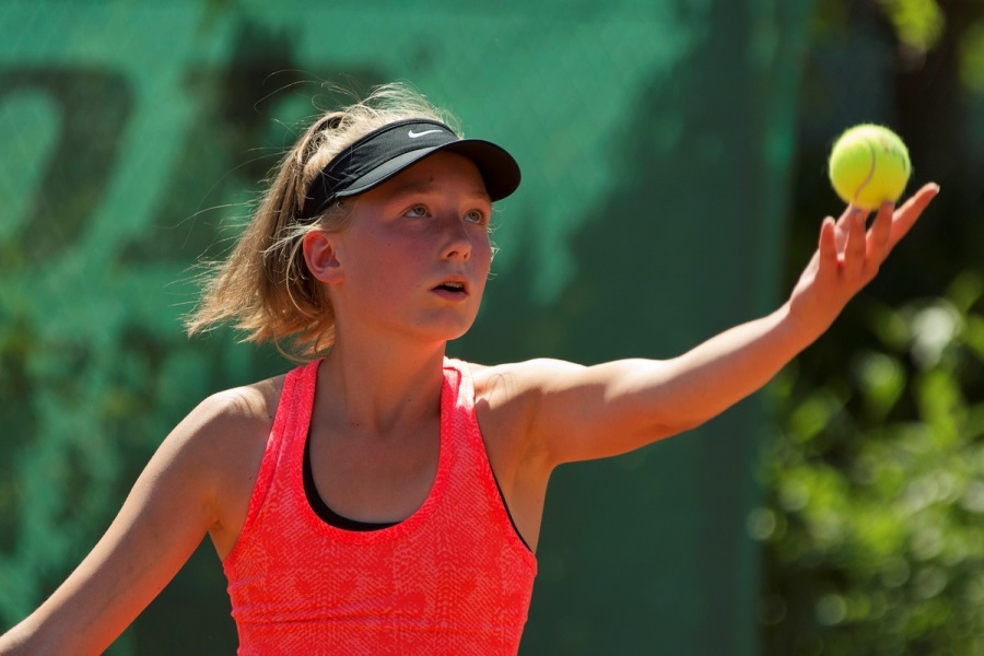 Meisje gooit bal op service actie jeugd junioren