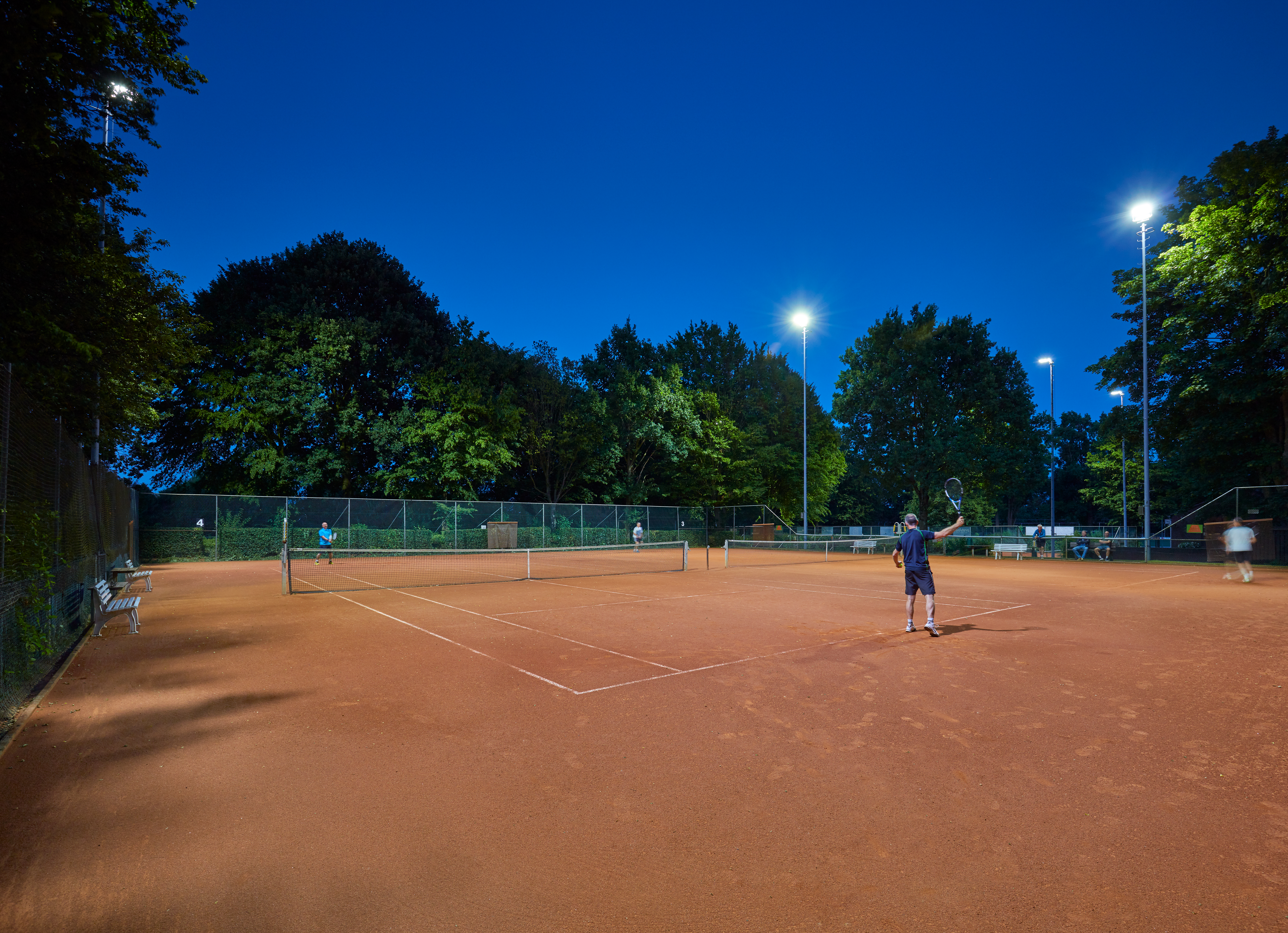 Verlichte Tennisbaan