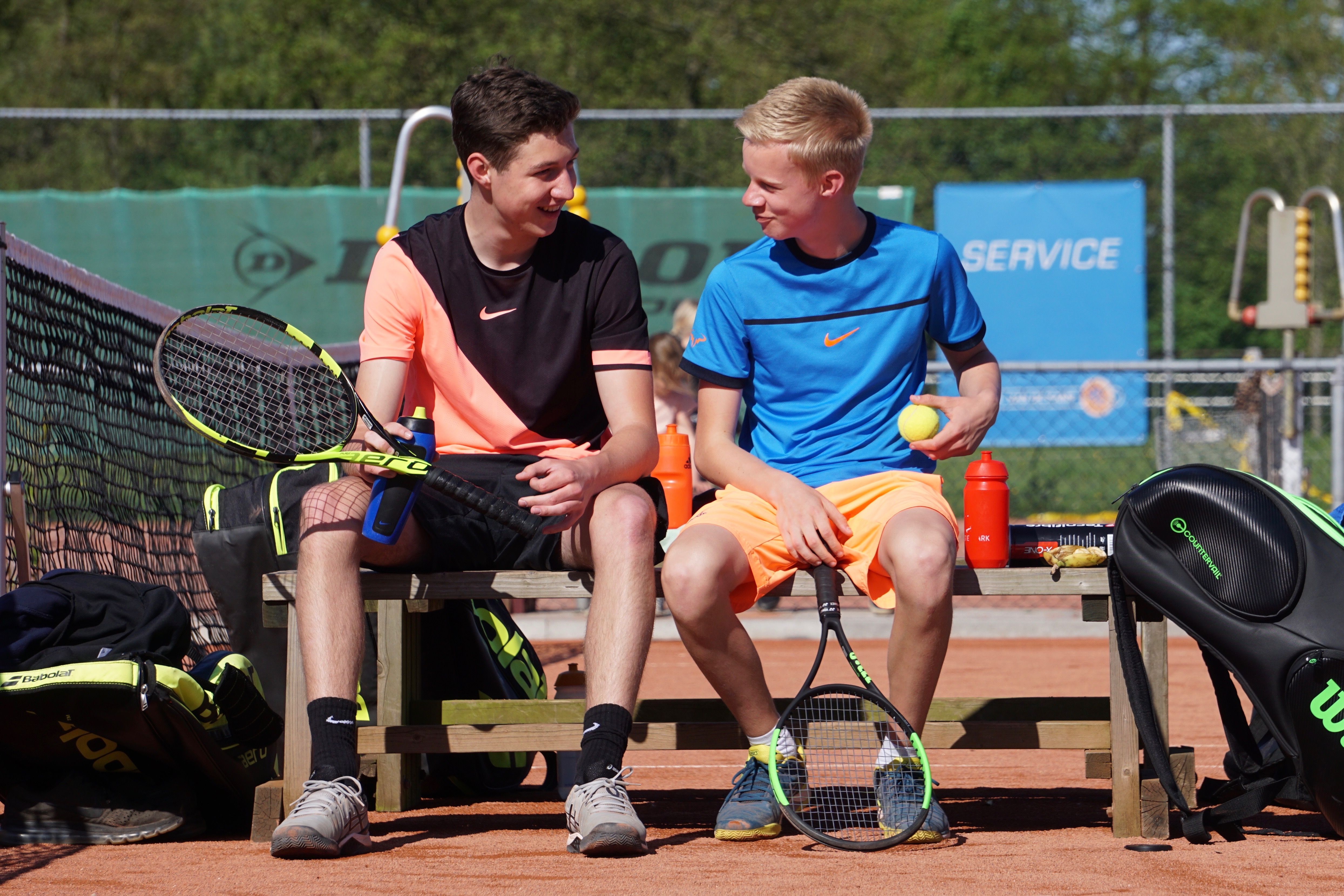 Jongens op bankje (Zoon Erik Poel)
