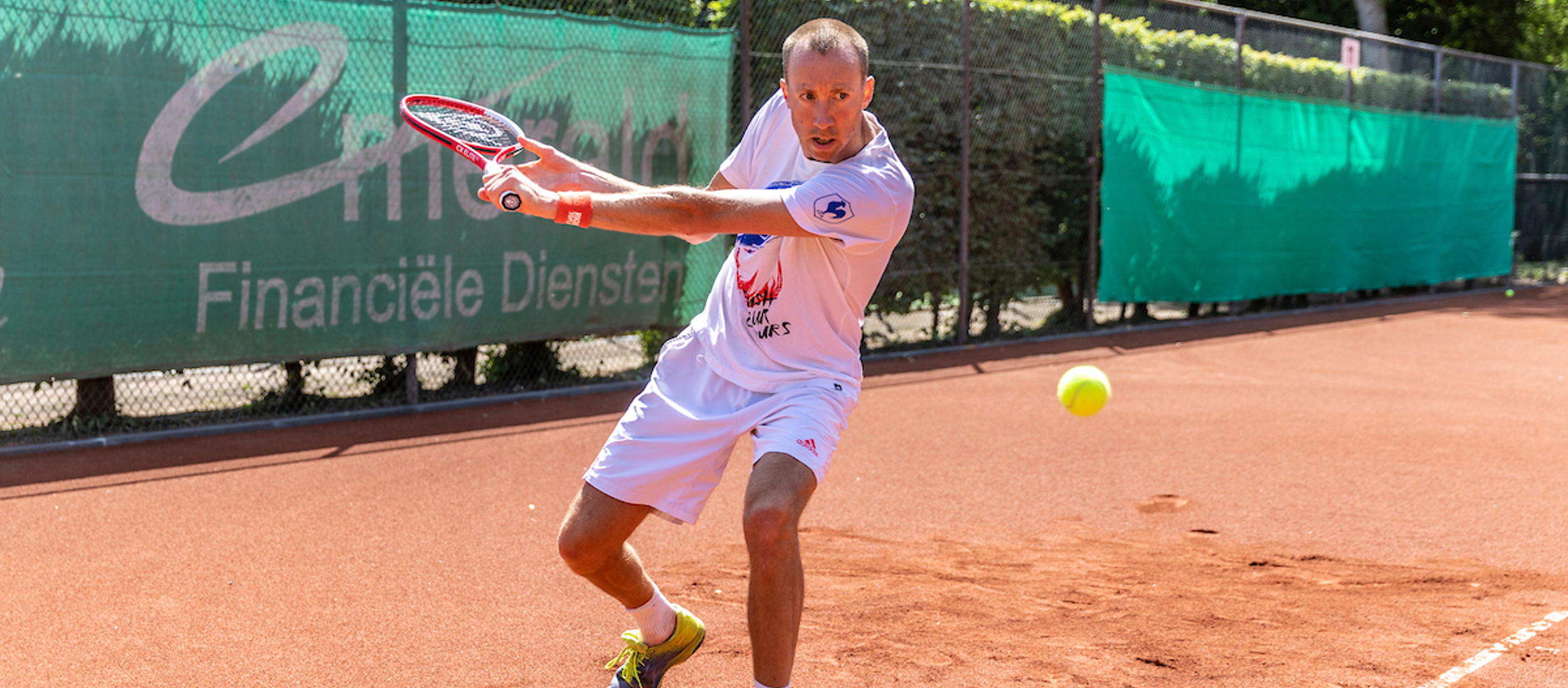 Man slaat backhand slice