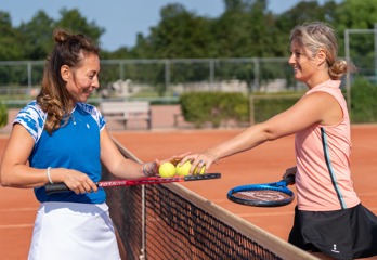 Dames aan het net, ballen geven