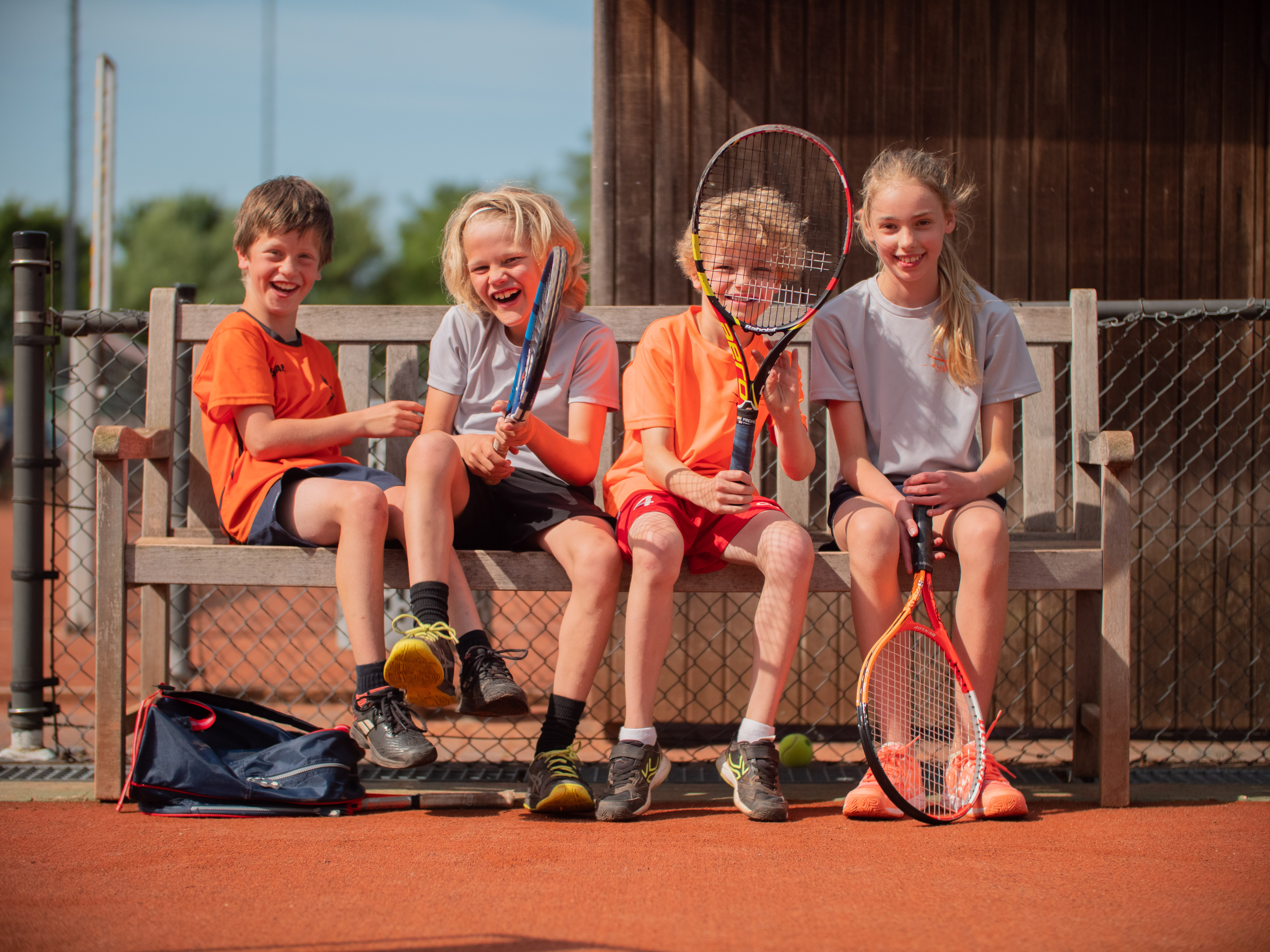 Tenniskids team op bankje
