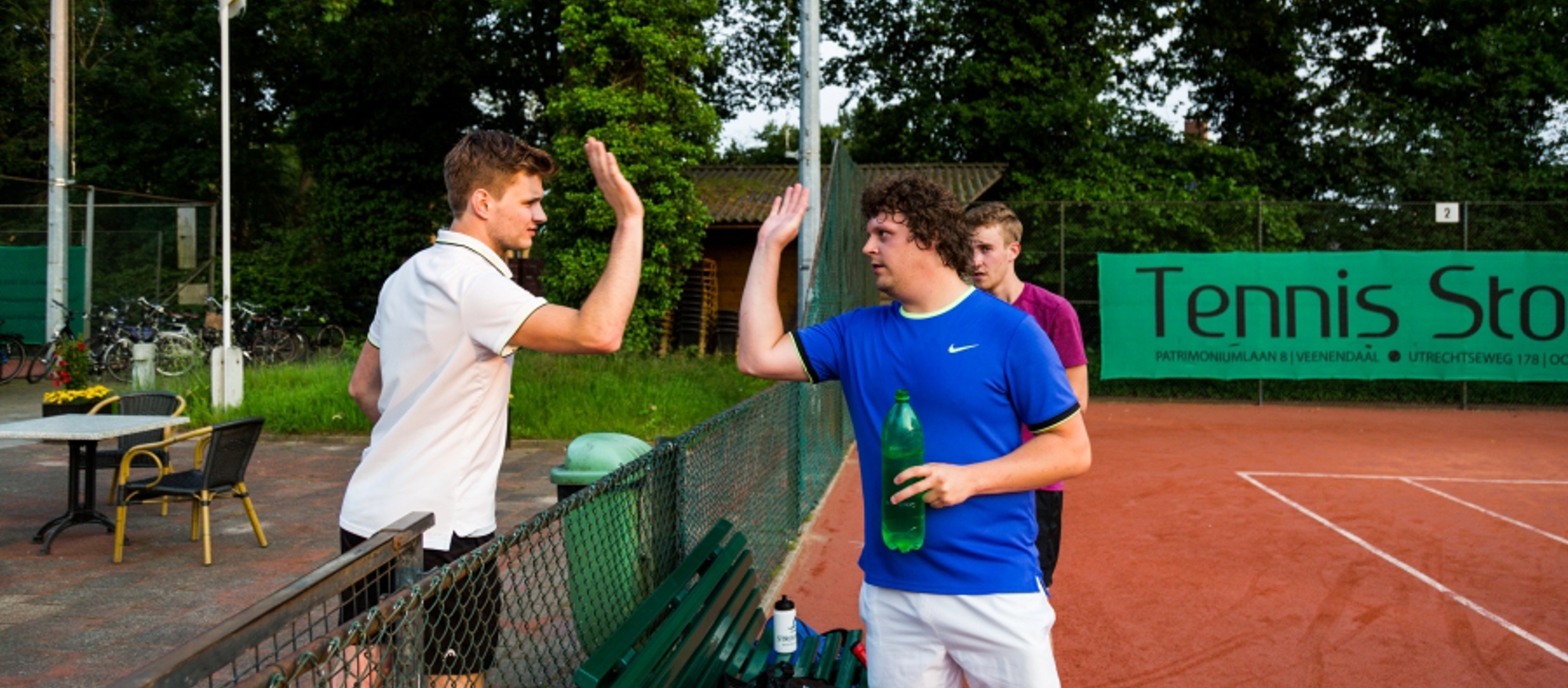 Mannen high five (1)