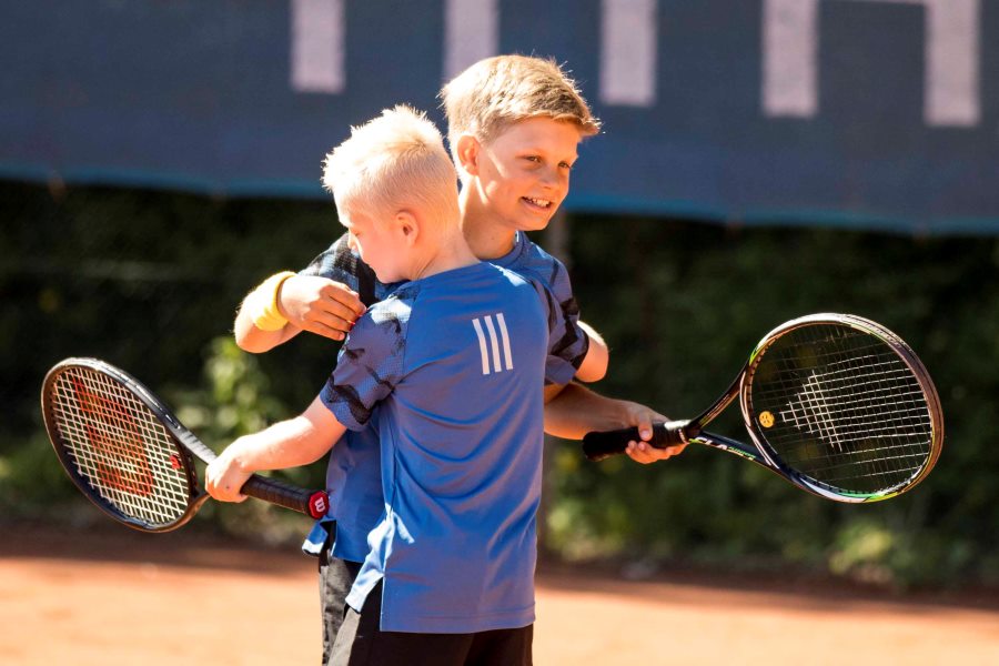 jeugd jongens juichen chestbump