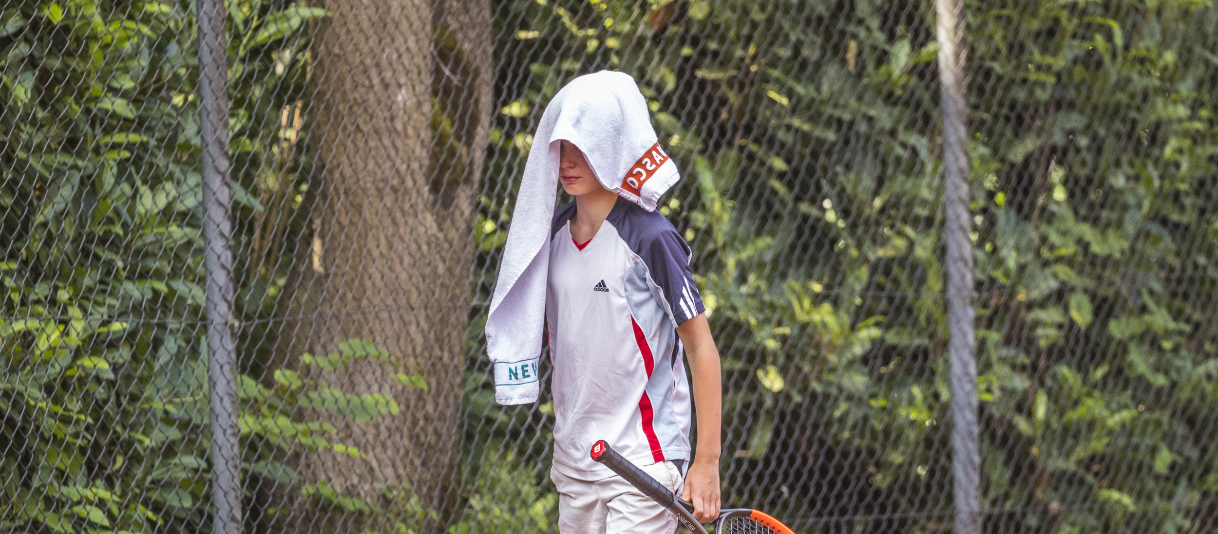 Baan slepen jongetje handdoek teleurstelling verlies