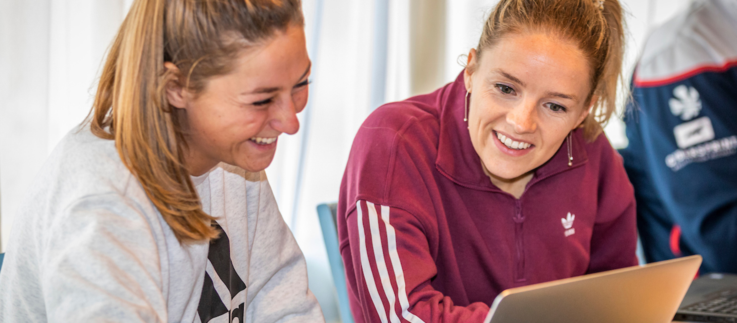 Studenten laptop samenwerken