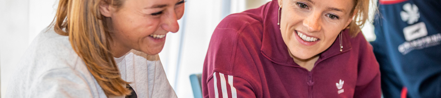 Studenten laptop samenwerken
