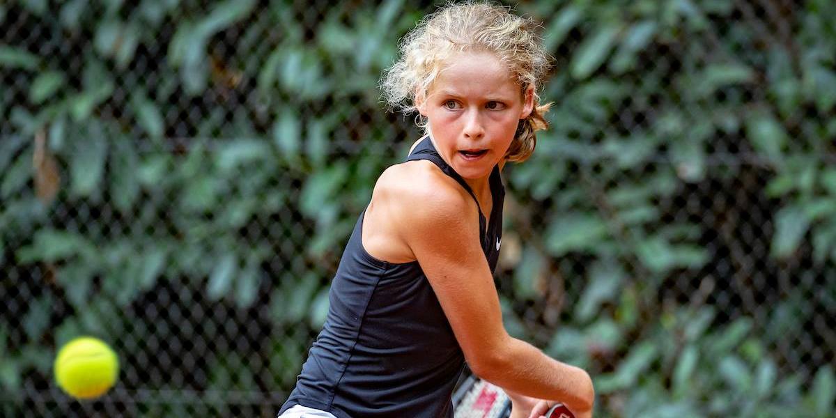 Meisje backhand concentratie