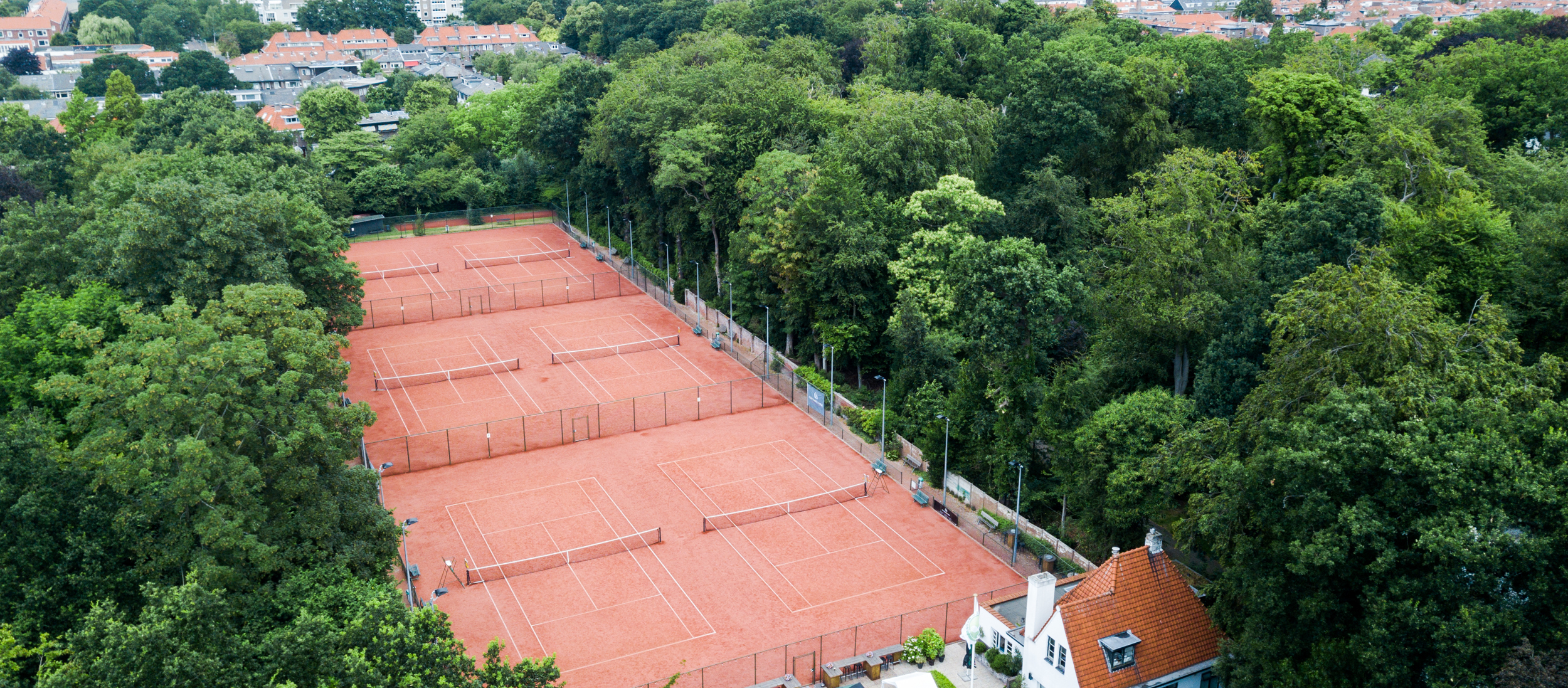 Tennisvereniging groen in stad