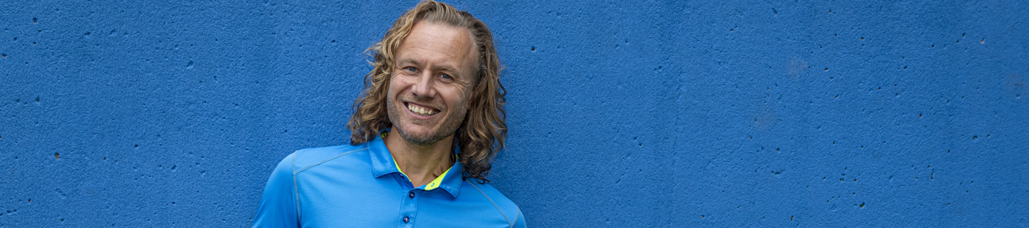 Ferdi tegen muur