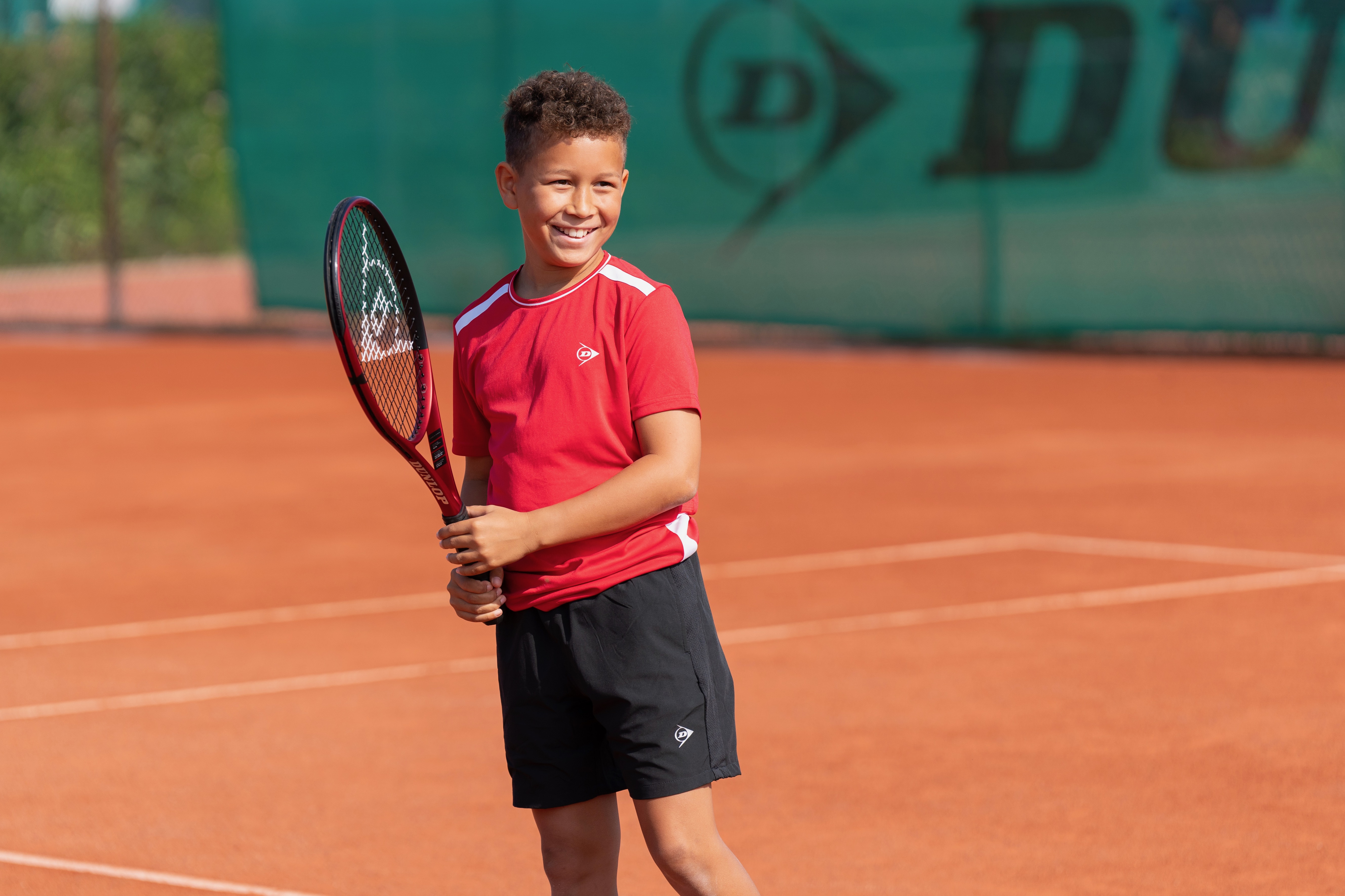 Jongetje lachen op de baan