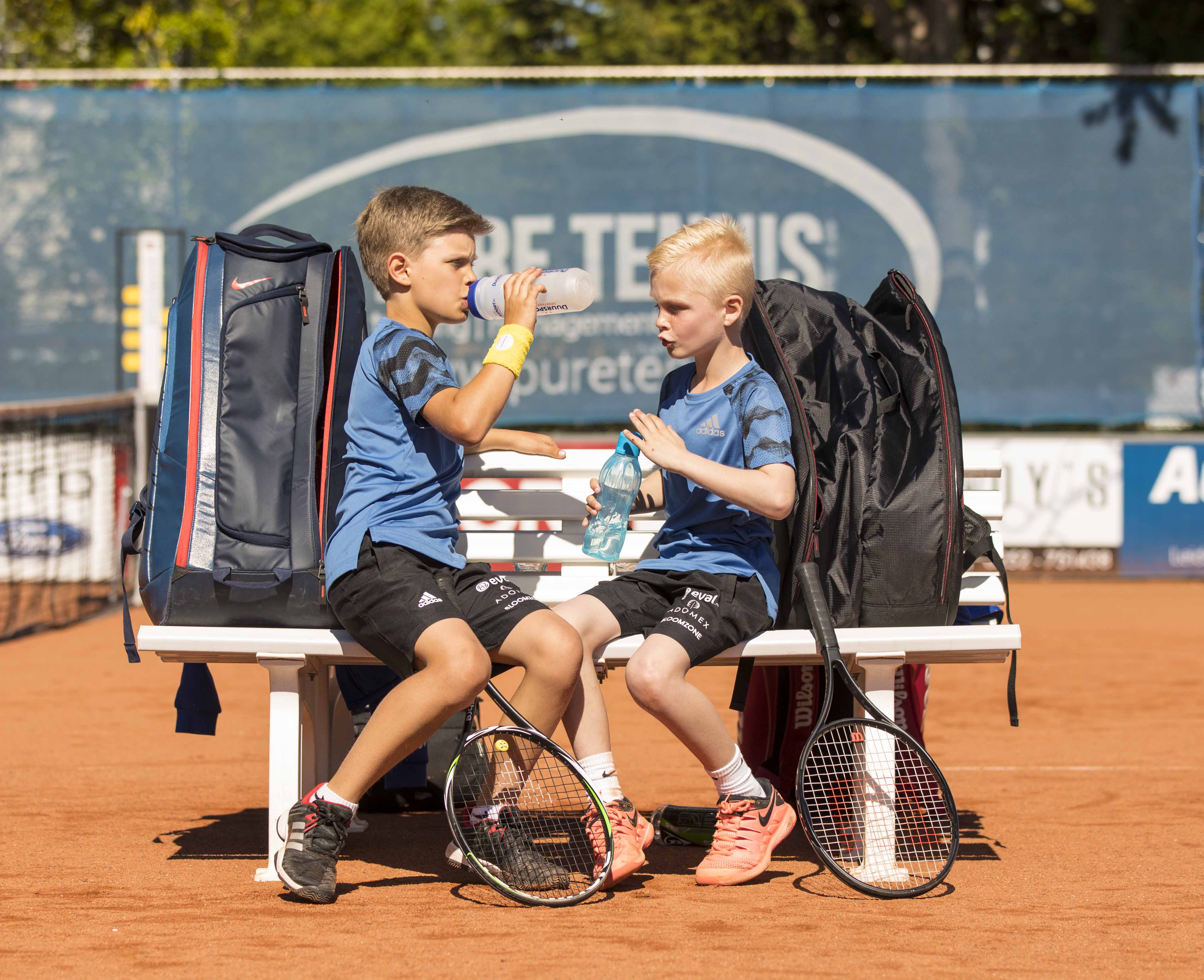 jeugd jongens bespreking op bankje