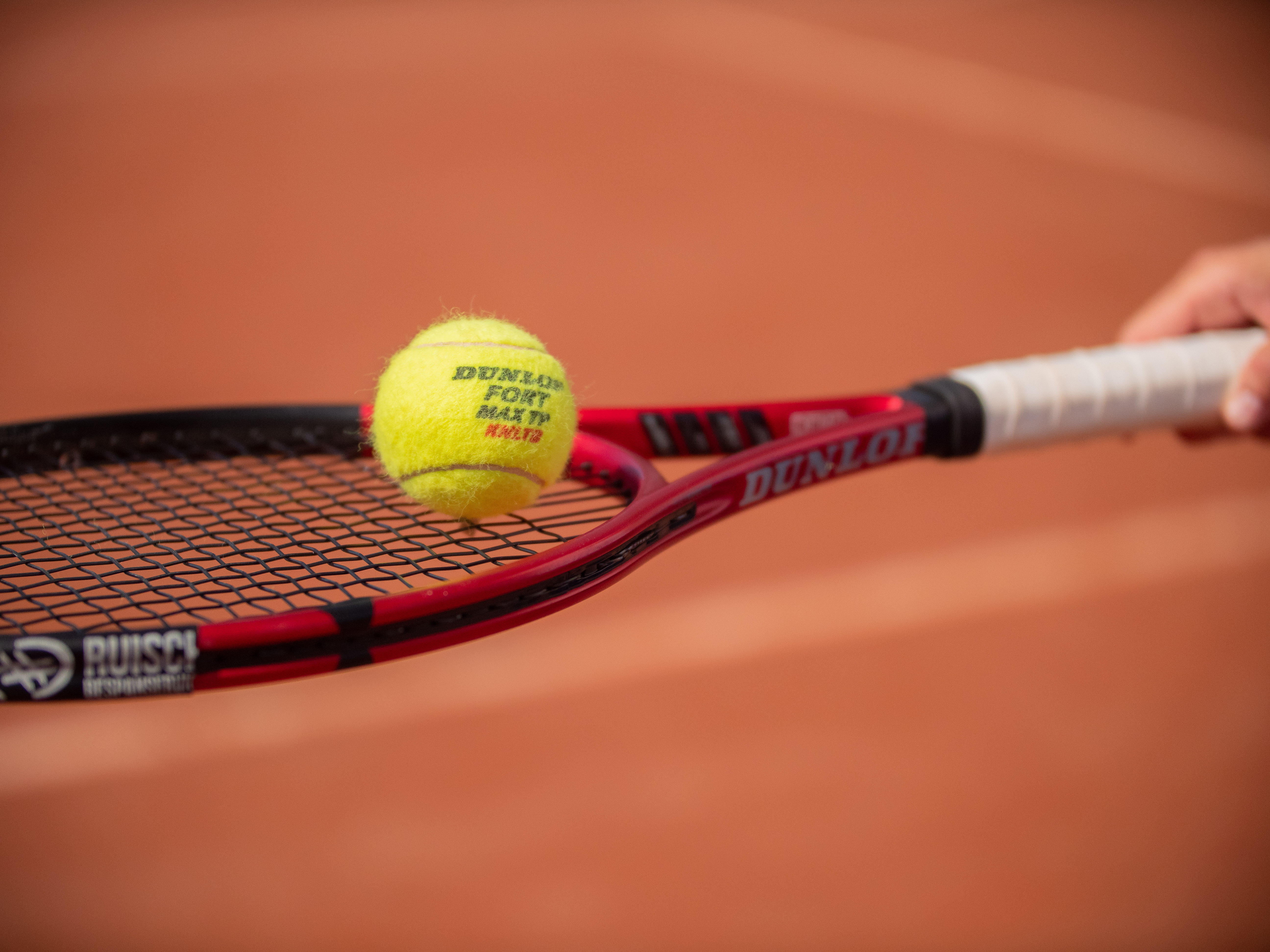 Tennisbal op tennisracket