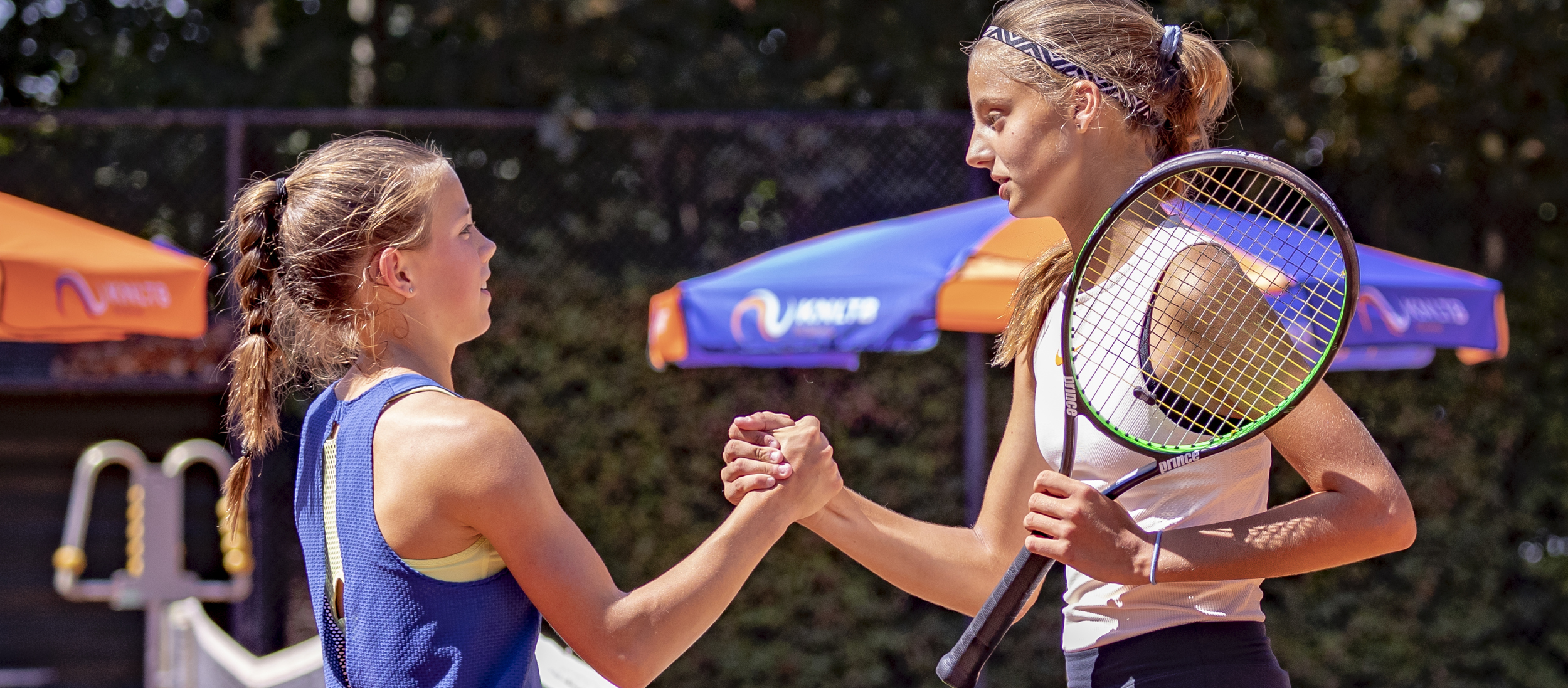 Jeugd hand schudden bij net respect