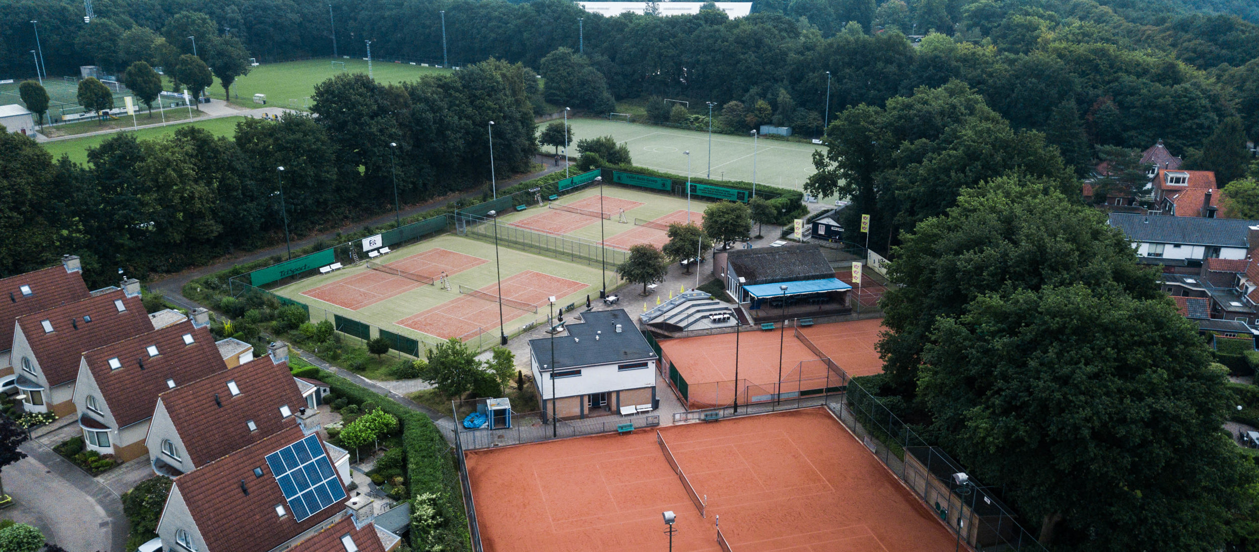 Tennisbanen bij huizen