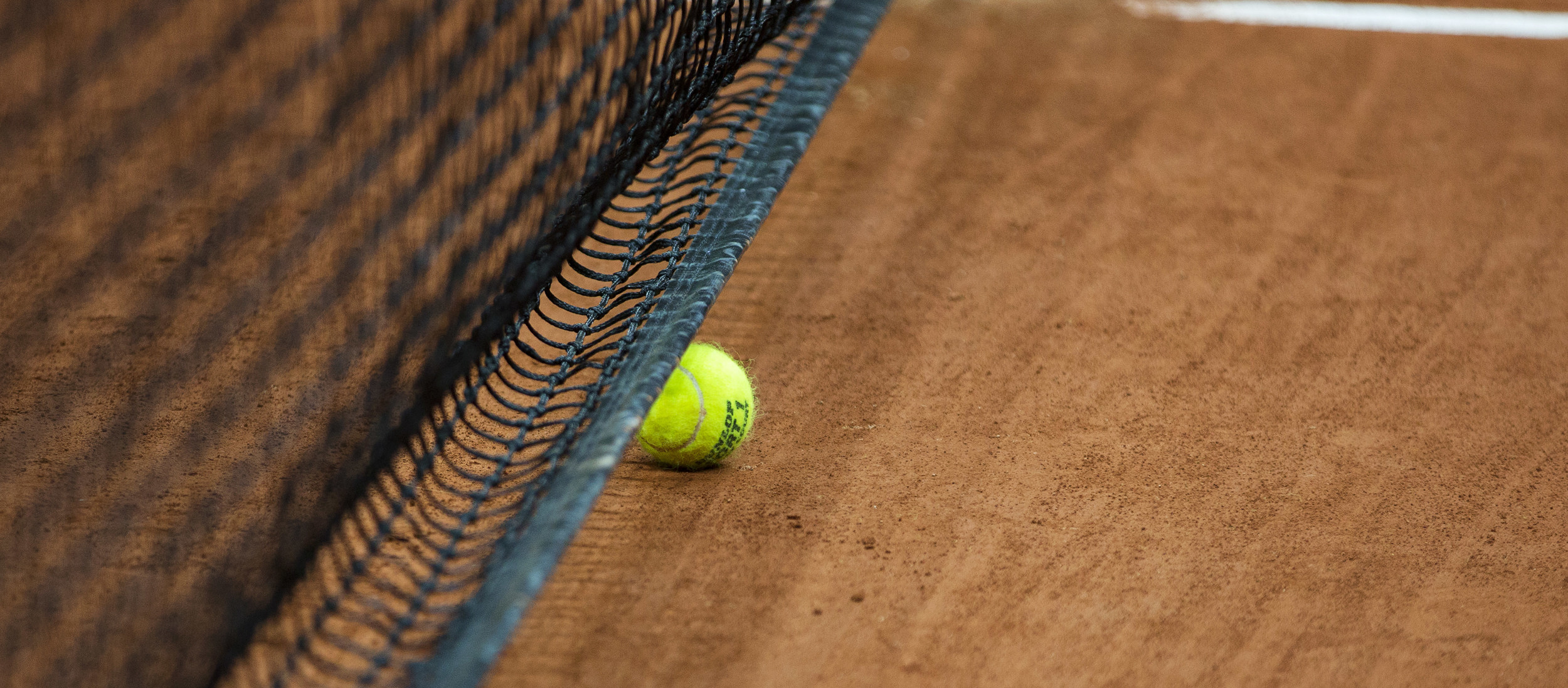 Tennisnet en tennisbal gravel