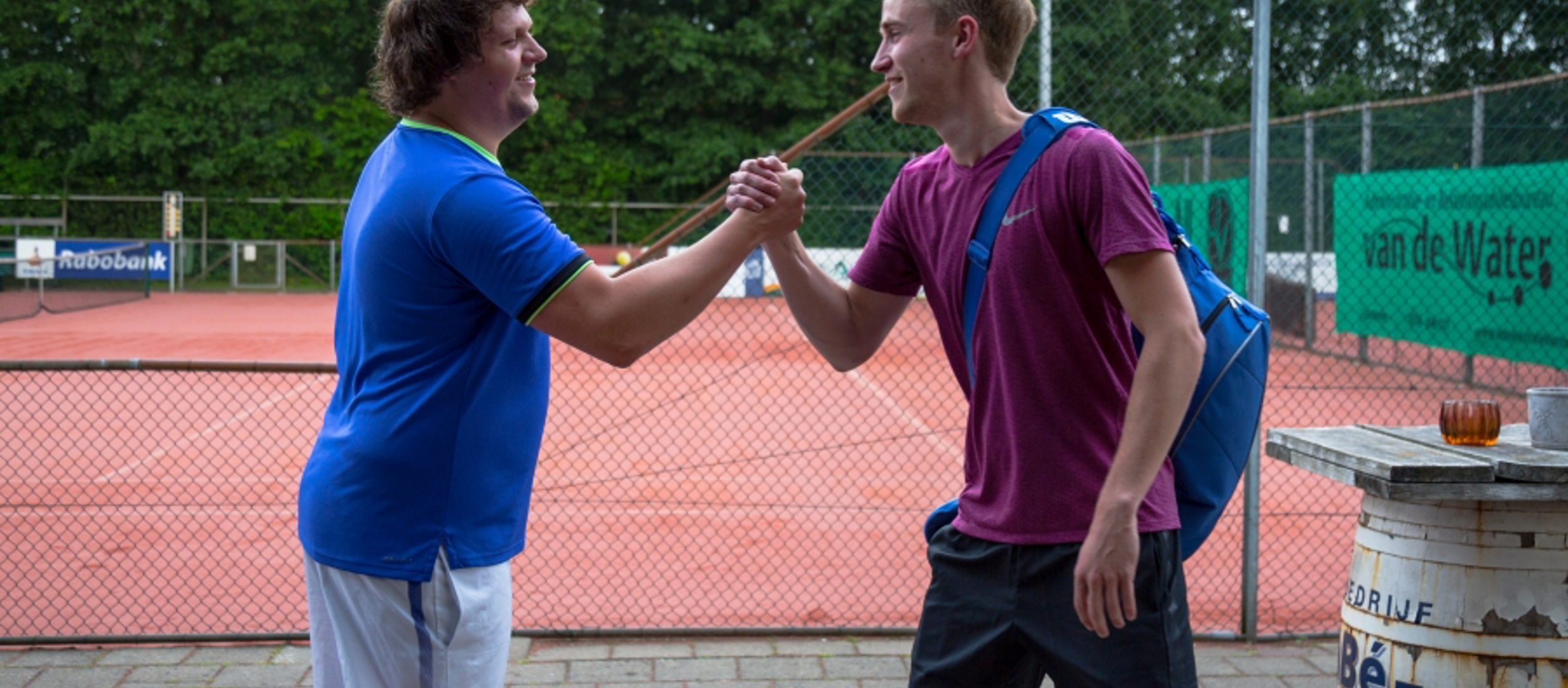 Competitiespelers groeten elkaar2