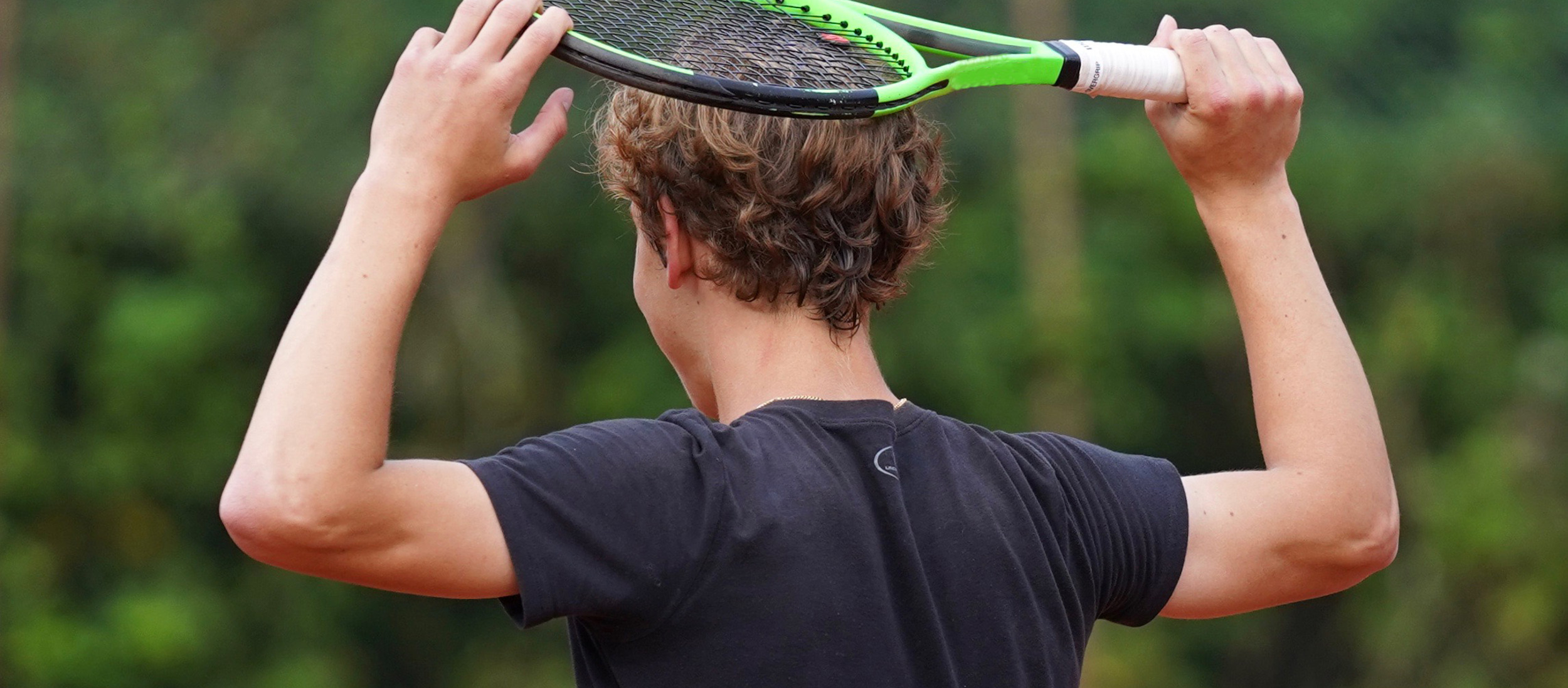 Tennisracket op hoofd