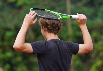 Tennisracket op hoofd