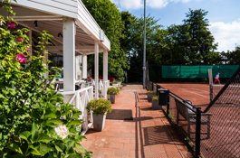 Tennisvereniging entree clubhuis en tennisbaan Tennisvereniging entree clubhuis en tennisbaan