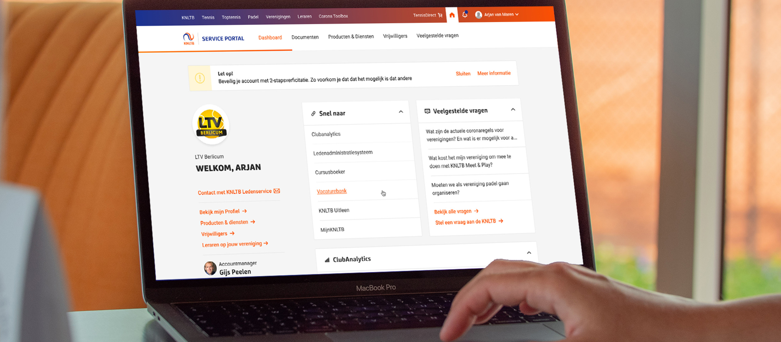KNLTB Service Portal met laptop