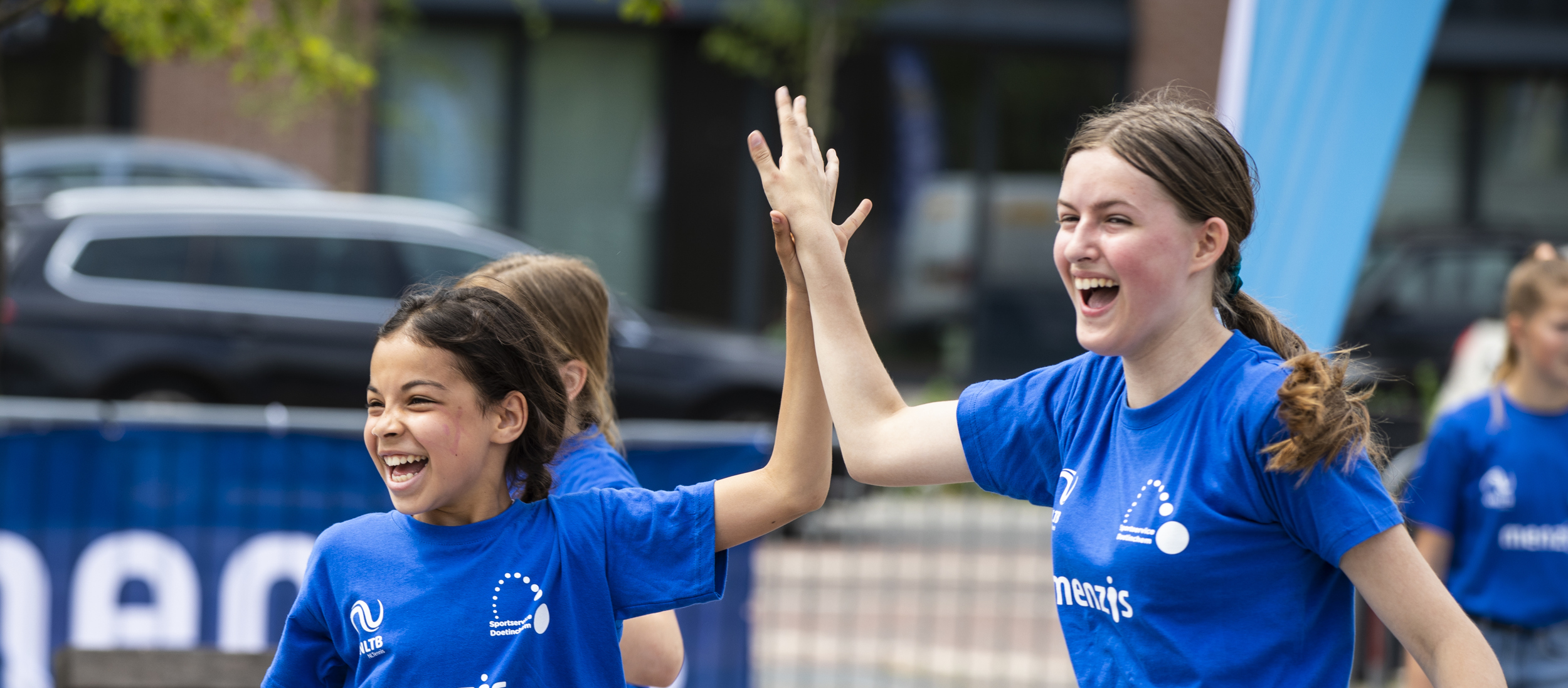 tenniskids@school  high five vrolijk blij