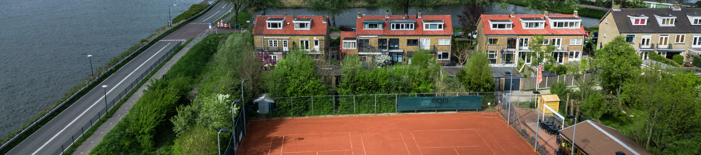 Kleine vereniging langs kanaal