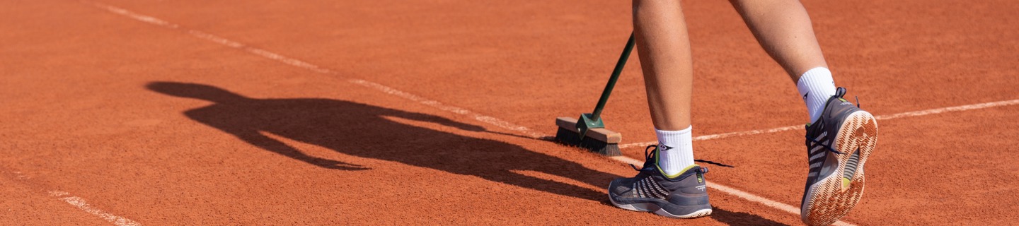 Lijnen schoonvegen bezem gravel
