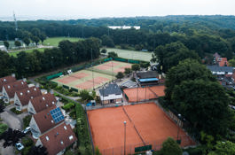 Tennisbanen bij huizen